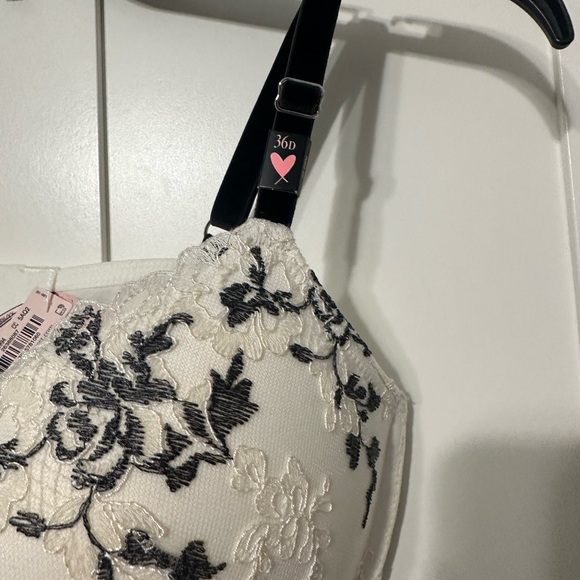 Elegant Black and White Lace Bra - Picture 4 of 5